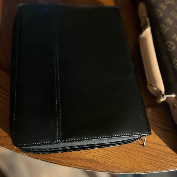 ONN 10.1 TABLET WITH NEW LEATHER CASE BRAND NEW - Picture 6 of 8